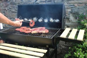 Barbacoa disponible para clientes en la casa o chalet