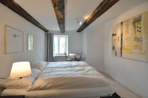 una camera da letto con un letto e una lampada di Röschenzerhof a Röschenz