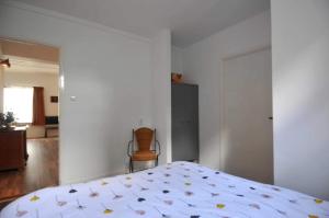 a bedroom with a bed and a chair in it at De Tol Tolkamer in Tolkamer