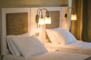 A bed or beds in a room at Ayvalık Sea Resort