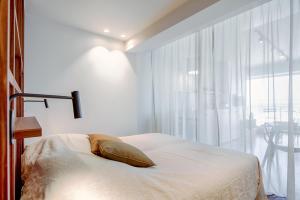 a bedroom with a bed with a pillow and a window at knokkeappart Studio 2 pers in Knokke-Heist