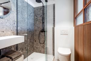 bagno con doccia e servizi igienici. di knokkeappart Studio 2 pers a Knokke-Heist