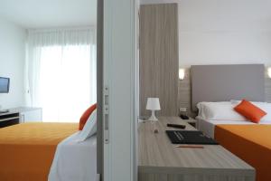 Łóżko lub łóżka w pokoju w obiekcie Hotel Simi Lan