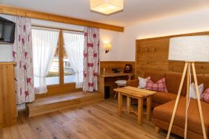 a living room with a couch and a table at Landgasthof Zur Post in Schwangau