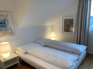 1 dormitorio con 1 cama con 2 lámparas en Röschenzerhof en Röschenz
