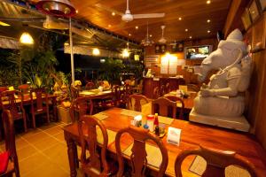 Un restaurante o sitio para comer en Okay Guesthouse Phnom Penh