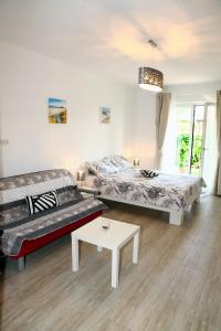 Postel nebo postele na pokoji v ubytování Harmony INN Apartments Portoroz