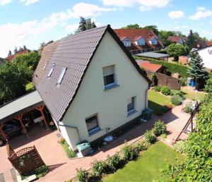 レヒリンにあるFerienhaus Doraの屋根付きの家屋の上面