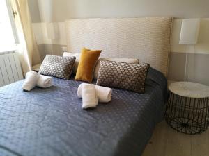 una cama azul con almohadas en una habitación en Le Mille e una Notte EXCLUSIVE SUITE FIRENZE, en Florencia