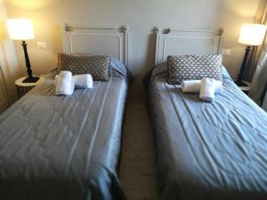 Dos camas en un dormitorio con toallas. en Le Mille e una Notte EXCLUSIVE SUITE FIRENZE, en Florencia