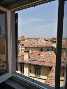 una vista desde la ventana de un edificio en Le Mille e una Notte EXCLUSIVE SUITE FIRENZE, en Florencia