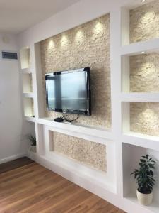 TV a/nebo společenská místnost v ubytování Days Inn Apartments