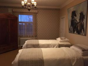 
a bedroom with a large bed and a large mirror at Guesthouse Kumpunen in Petäjävesi
