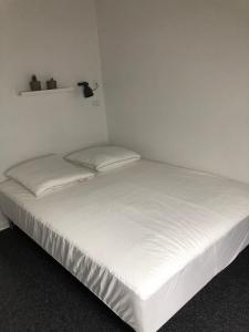 En eller flere senge i et værelse på Hedegaard Holiday Apartments