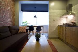 a living room with a couch and a kitchen at Suite Loc Suite & Spa in Casablanca +111 photos