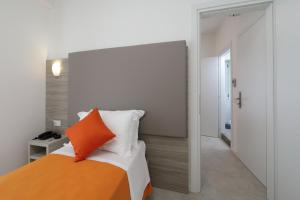 Łóżko lub łóżka w pokoju w obiekcie Hotel Simi Lan