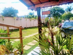 a garden with plants and a fence and a car at Pousada Luz do Sol in Carrancas