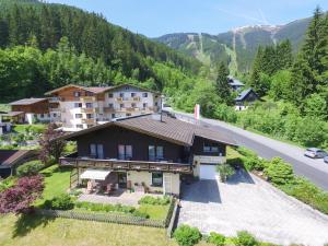 una vista aérea de una casa en las montañas en Landhaus Piberger, en Zell am See
