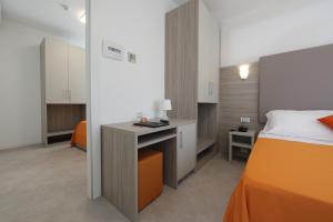 Łóżko lub łóżka w pokoju w obiekcie Hotel Simi Lan