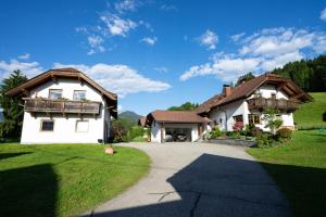 ein Haus mit einem Weg, der dorthin führt in der Unterkunft Ferienwohnung Waschnig in Greifenburg