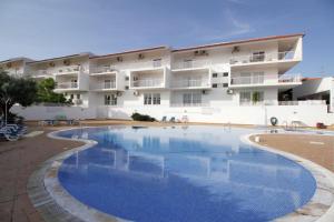 a large swimming pool in front of a building at AL Cabanas de Tavira in Cabanas de Tavira
