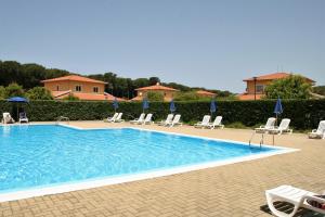 une grande piscine avec des chaises et des parasols dans l'établissement Portoada Park Villas, à Pizzo