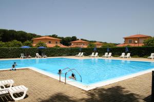 una gran piscina con 2 personas. en Portoada Park Villas, en Pizzo