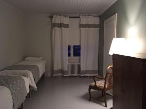 
a bedroom with a bed and a desk at Guesthouse Kumpunen in Petäjävesi
