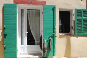 カシにあるL'Oursinadeの緑の窓(白いドア、緑のシャッター付)