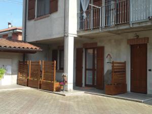 un edificio con puertas de madera en un lateral en OstellOrto en San Martino Canavese