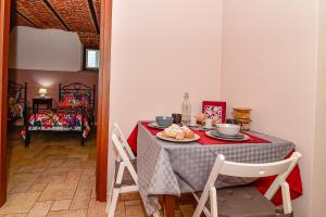 ein Esstisch mit einem Teller Essen darauf in der Unterkunft OstellOrto in San Martino Canavese