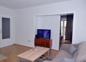 Μια τηλεόραση ή/και κέντρο ψυχαγωγίας στο MS Apartment