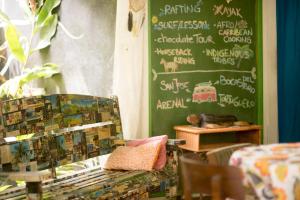 Ruang duduk di Madre Selva Hostel
