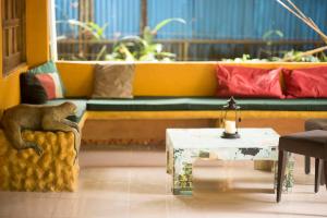 Ruang duduk di Madre Selva Hostel