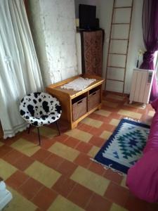 sala de estar con mesa, silla y suelo en VEN GAVINO en Ibdes