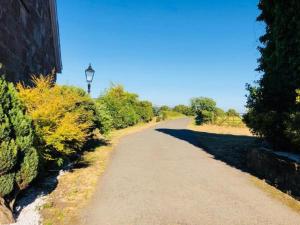 Gallery image of Whiteley’s Cottages studio in Dumbarton +5 photos