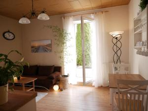 ein Wohnzimmer mit einem Sofa und einem Tisch in der Unterkunft Ferienwohnung Wusterwitz in Wusterwitz
