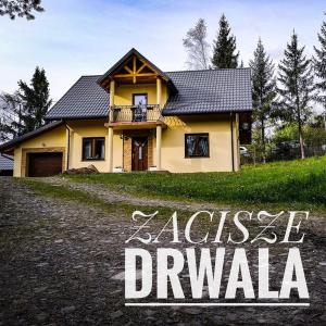 a house with the words assisted driveway in front of it at Zacisze Drwala in Lutowiska