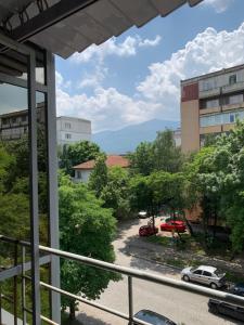 un balcón con vistas a un aparcamiento en Self-Check Apartment Lilia 3 next ot 24 hours food and drink shop and free parking area en Sofía