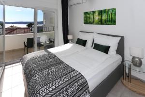 Posteľ alebo postele v izbe v ubytovaní Modern apartments with sea view 150 meters to beach