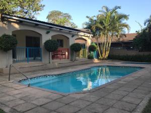 - une piscine en face d'une maison dans l'établissement Jd’s number 6, à Uvongo Beach