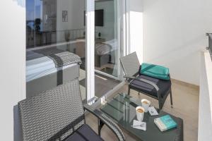 Posedenie v ubytovaní Modern apartments with sea view 150 meters to beach