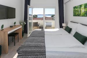 Posteľ alebo postele v izbe v ubytovaní Modern apartments with sea view 150 meters to beach + 37 fotografií