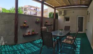a patio with a table and chairs on a balcony at Apartment Skavo in Baška Voda