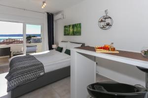 Posteľ alebo postele v izbe v ubytovaní Modern apartments with sea view 150 meters to beach