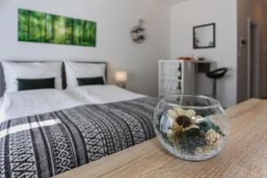 Posteľ alebo postele v izbe v ubytovaní Modern apartments with sea view 150 meters to beach