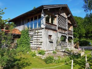 una vieja casa de madera con una valla delante en Koanzhaus, Troadkasten, en Franking