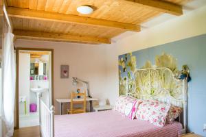 1 dormitorio con cama y techo de madera en Benvenuti Nel Sud, en Sessa Cilento