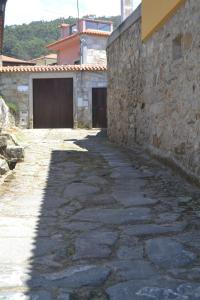 un callejón de piedra con un edificio y una puerta en Quinta do Real - Casa de Campo, en Viana do Castelo
