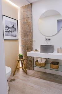 y baño con lavabo y espejo. en STRATUS LOFT GRAN CANARIA, elegancia junto al mar., en Las Palmas de Gran Canaria